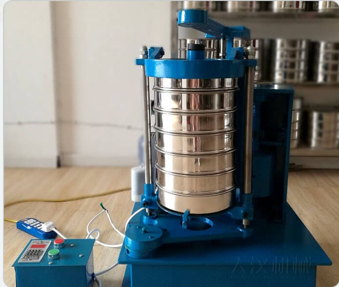 拍擊篩可放1-6層篩框可實(shí)現(xiàn)，2-7種不同等級的物料粒子段。